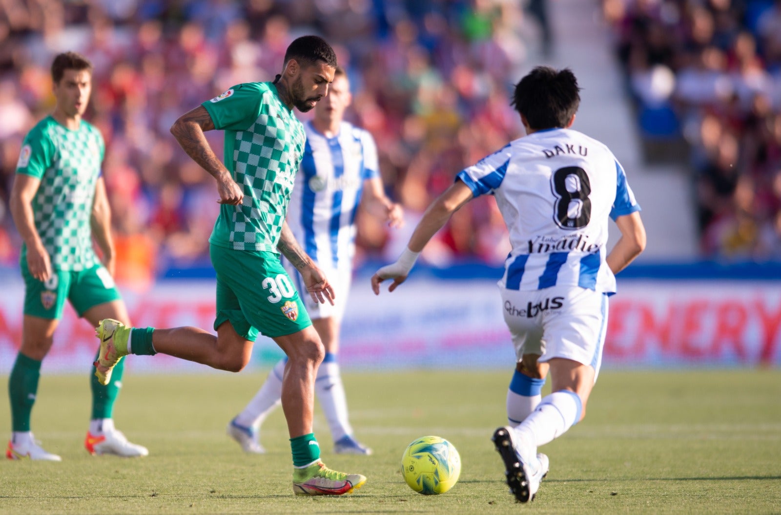 El partido del Almería en Butarque, a pie de campo