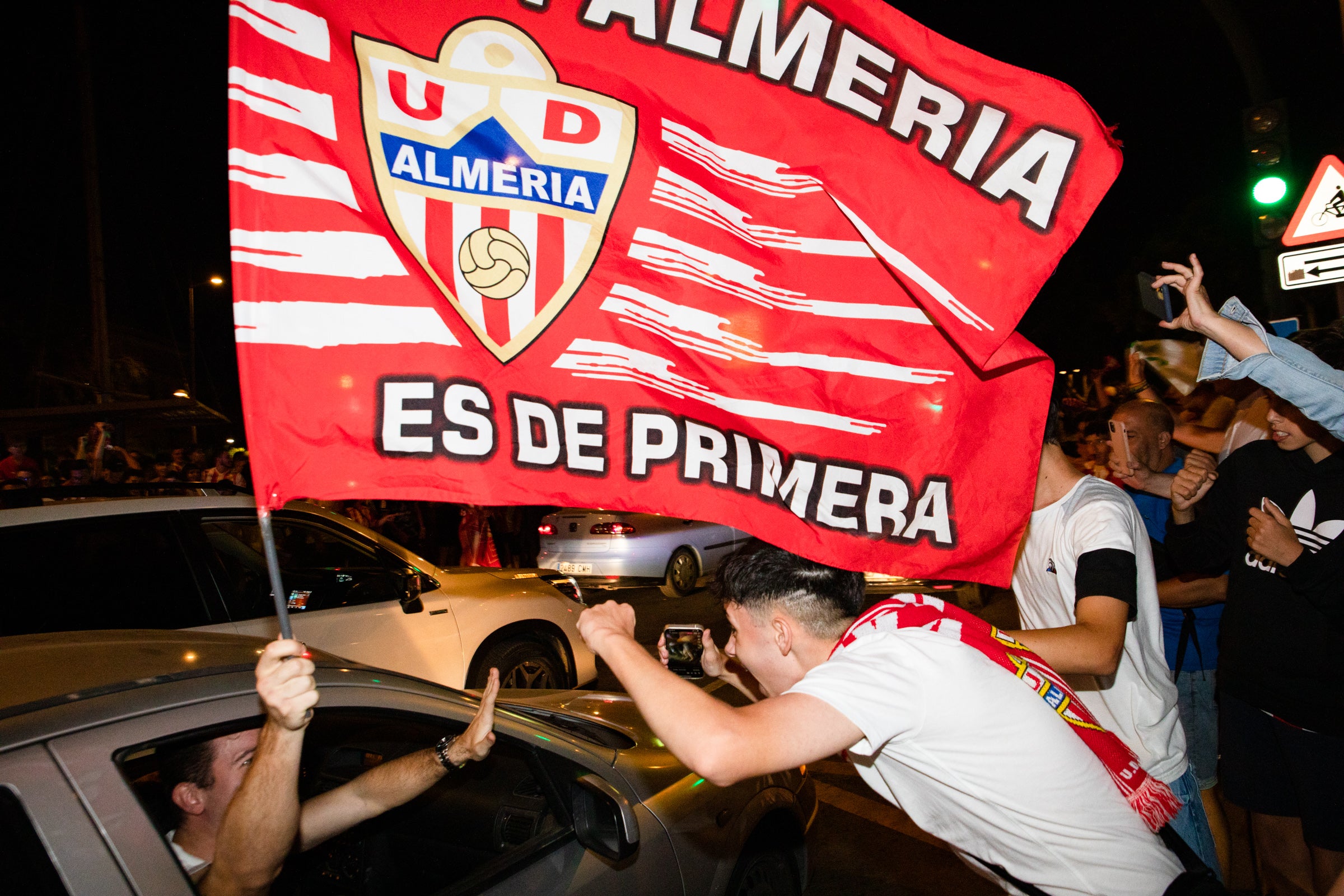 Aficionados celebran el ascenso en las calles de Almería.