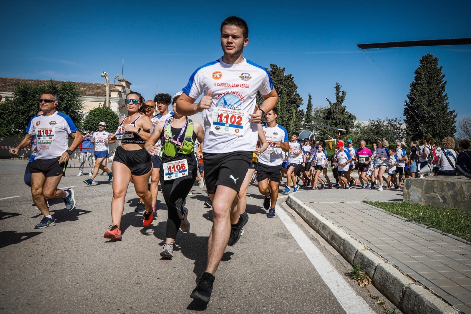 Así se ha desarrollado la segunda carrera de 'Los Volantones', celebrada con motivo de los actos del centenario de la base