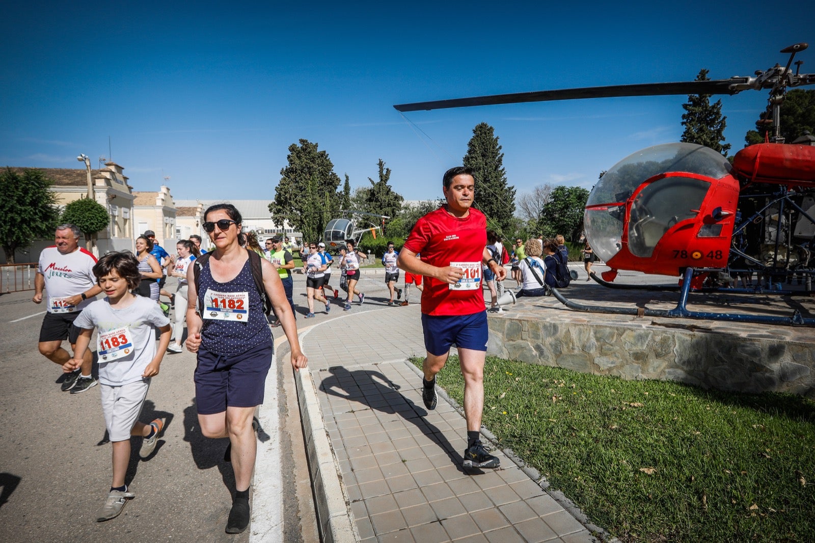 Así se ha desarrollado la segunda carrera de 'Los Volantones', celebrada con motivo de los actos del centenario de la base