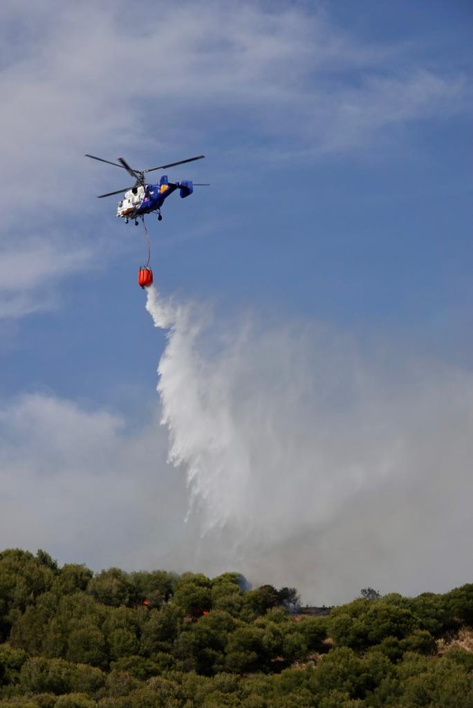 El fuego se ha originado en una zona cercana a viviendas y la Abadía del Sacromonte