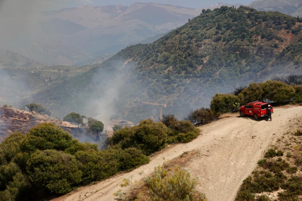 El fuego se ha originado en una zona cercana a viviendas y la Abadía del Sacromonte