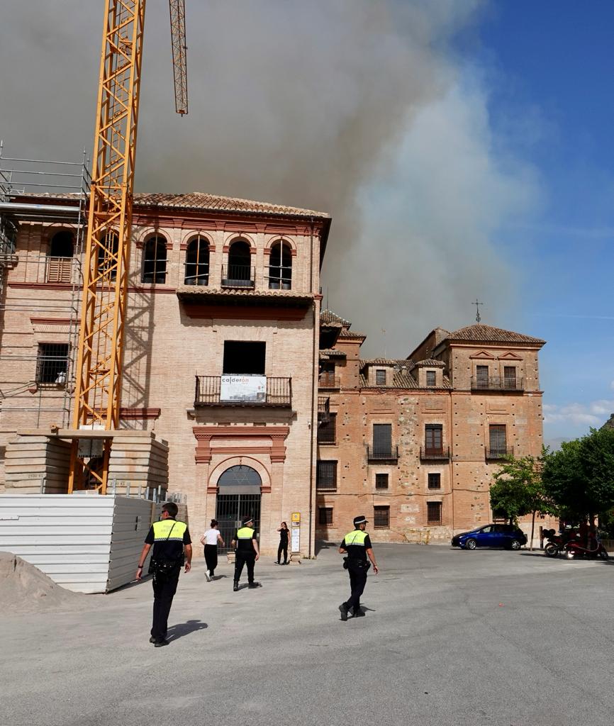 El fuego se ha originado en una zona cercana a viviendas y la Abadía del Sacromonte