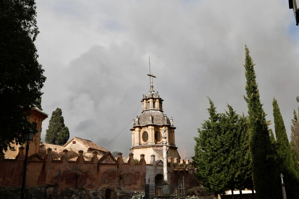 El fuego se ha originado en una zona cercana a viviendas y la Abadía del Sacromonte