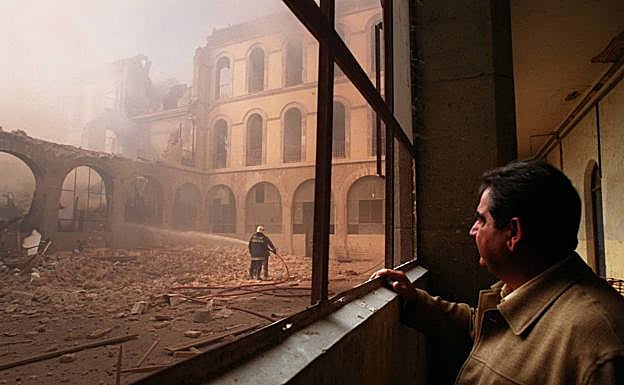 Imagen. Las imágenes de la Abadía del Sacromonte en llamas en el año 2000. 