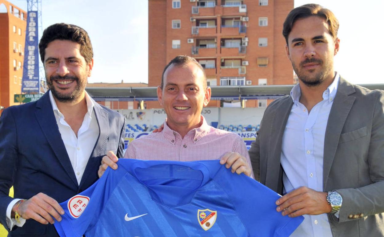Jesús Medina, Alberto González y Miguel Linares, posando con la camiseta del Linares Deportivo. 