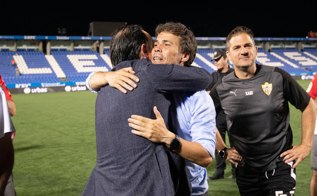 Rubi se abraza con Juanjo Segura. 