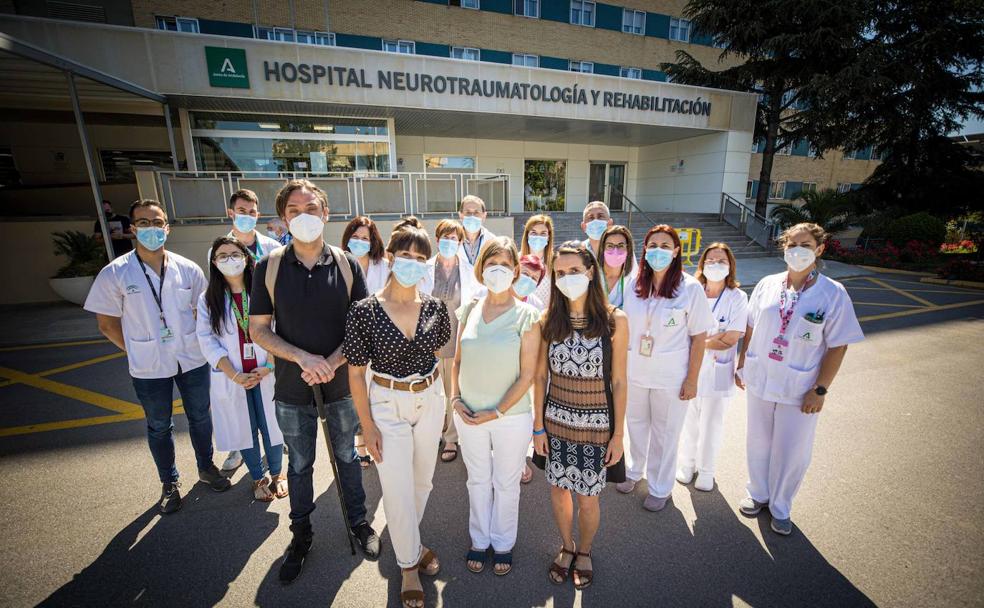 Pacientes con Esclerosis Múltiple y sanitarios que tratan la enfermedad posan delante del Hospital de Neurotraumatología.