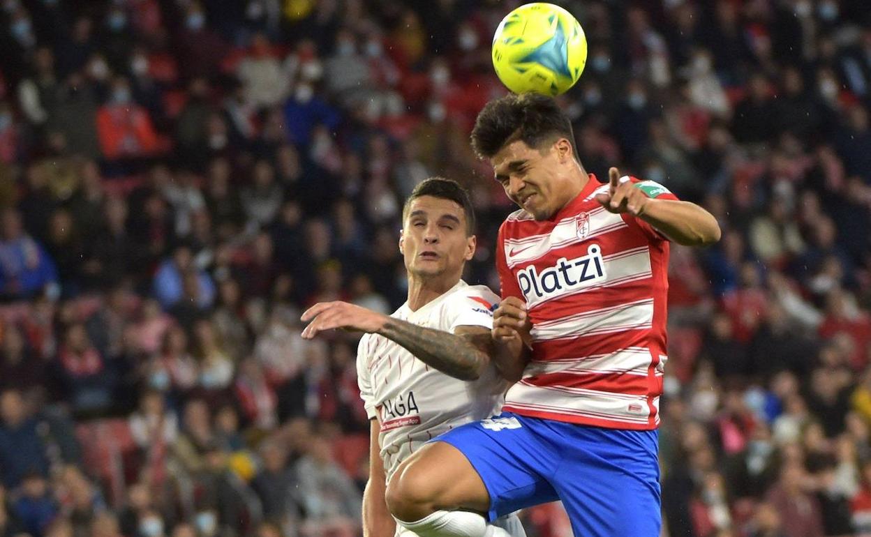 Matías Arezo pelea un balón aéreo en el partido contra el Sevilla en el Pizjuán. 