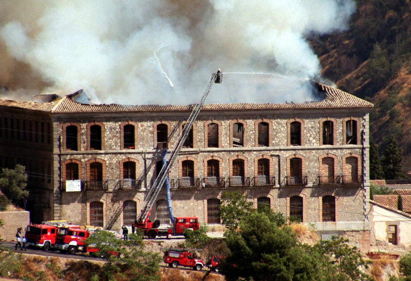 El fuego solo dejó las paredes del edificio