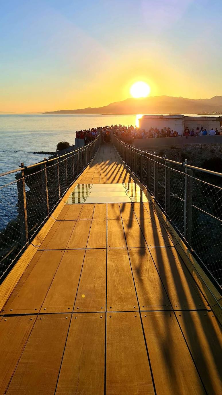 El puente colgante de Jolúcar, desde el peñón. 