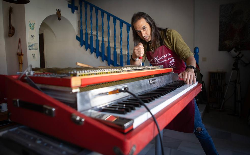 Jorge González, afinando un piano en su estudio del Albaicín. 
