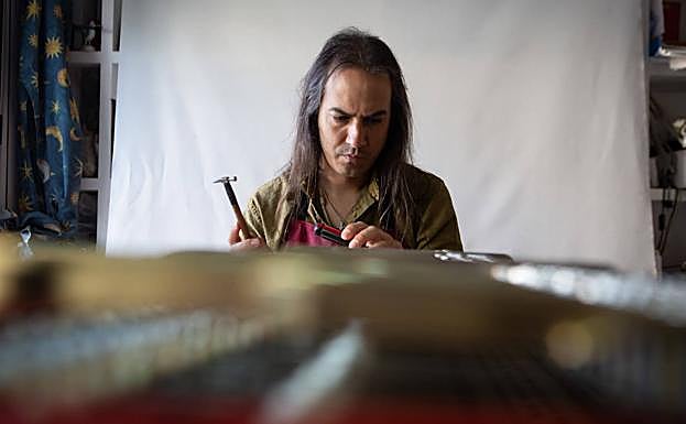 Jorge es contratado por estudios y artistas. 