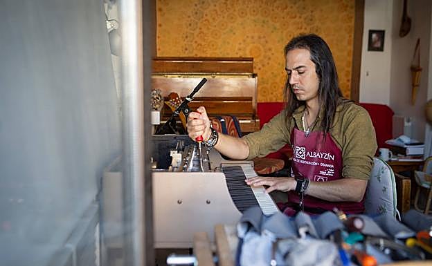 Afinando un piano acústico electrificado. 