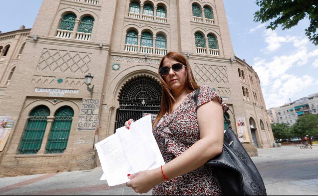 Eva González Ramírez posa ante la Monumental de Frascuelo con los documentos que le han facilitado para garantizarle la titularidad el año que viene. 