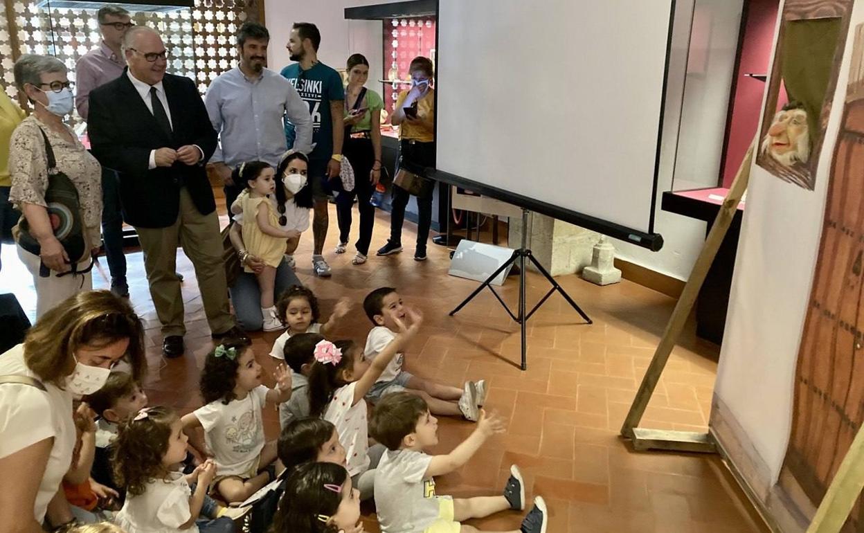 Jesús Estrella visita un taller escolar en el Museo Arqueológico de Úbeda.