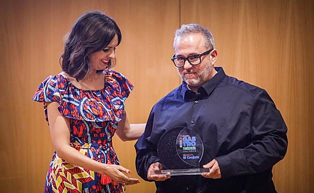 La redactora de IDEAL,Mercedes Navarrete, entrega el premio al gerente y cocinero del Conjuro, Antonio Lorenzo.