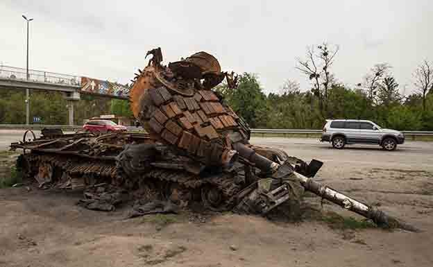 Tanque destruido durante la batalla de Kiev, en la primera fase de la invasión. 