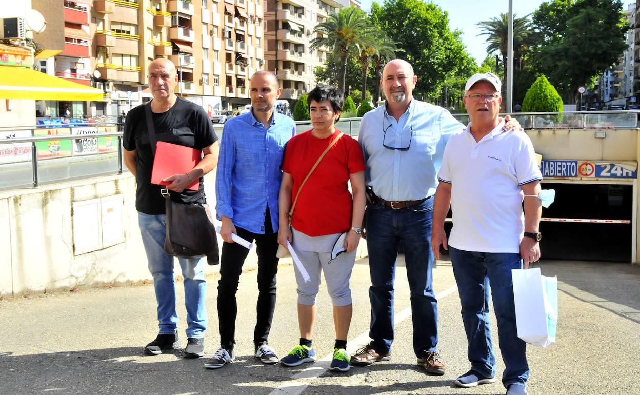 Trabajadores del parking de Santa Margarita acompañados por representantes del sindicato UGT-Jaén. 
