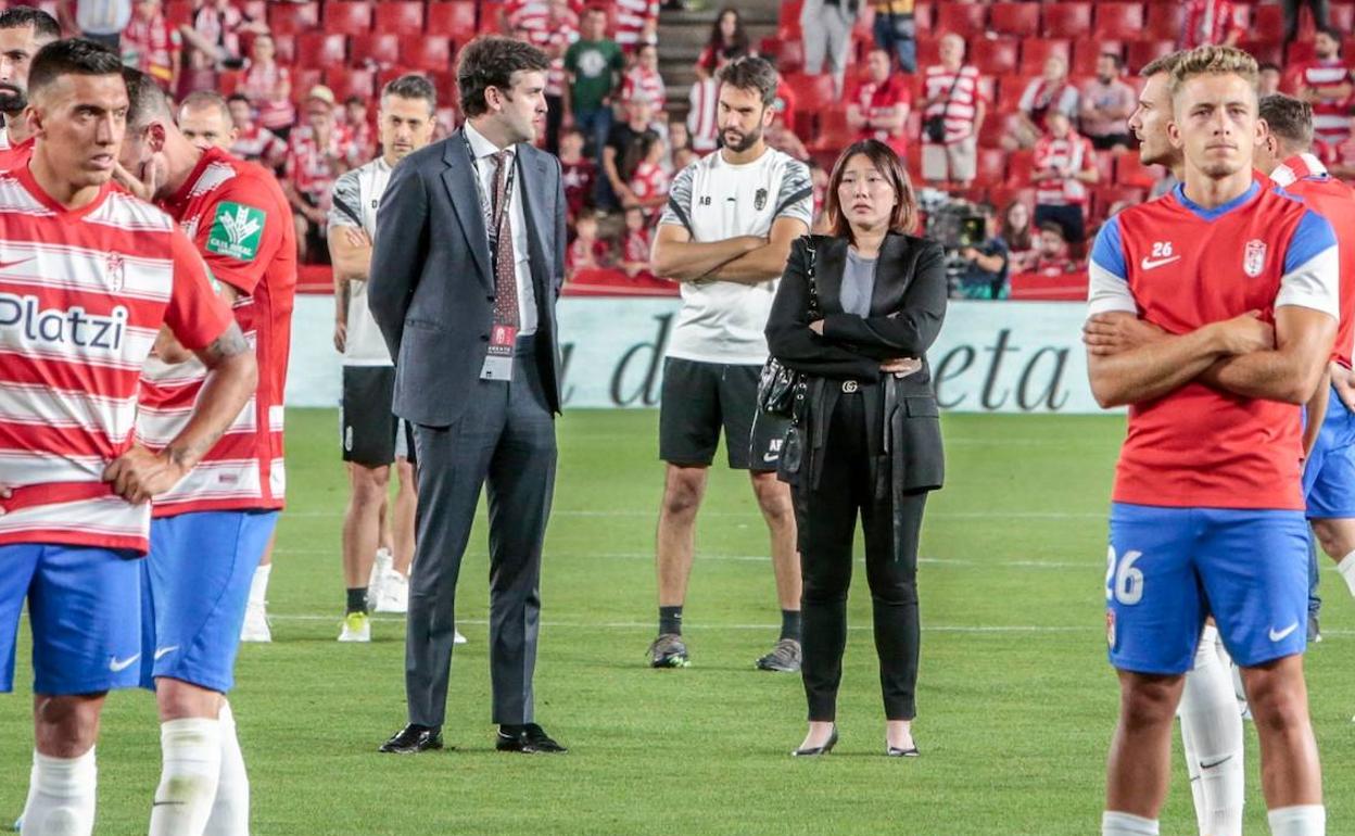 La consejera Sophia Yang y Javier Aranguren, abogado de la propiedad, sobre el césped tras el descenso. 