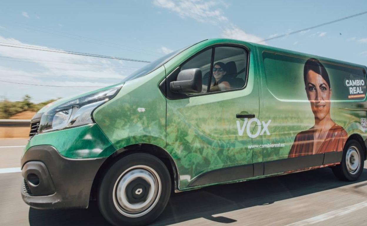 Macarena Olona, a bordo de la furgoneta de Vox.