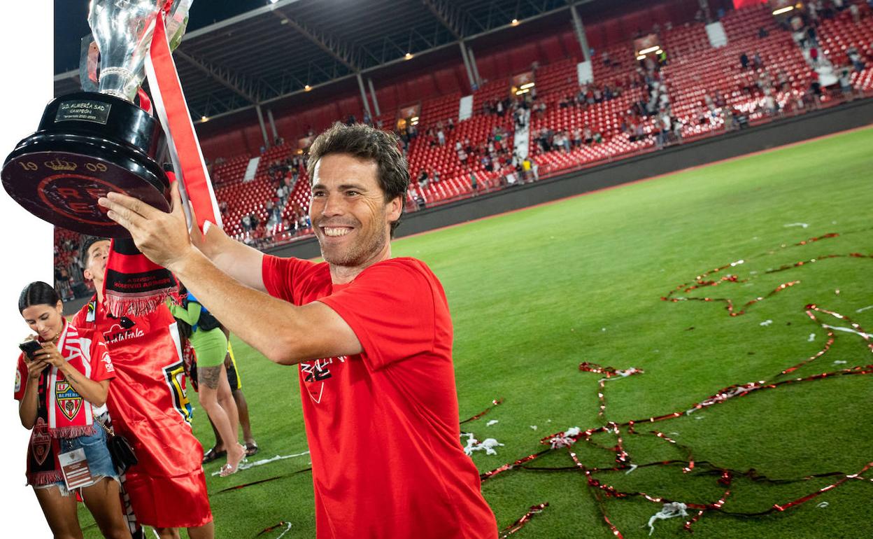 Rubi levanta la Copa tras una tarde-noche intensa de celebración por Almería.