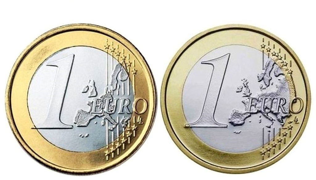 Monedas de un euro con y sin fallo