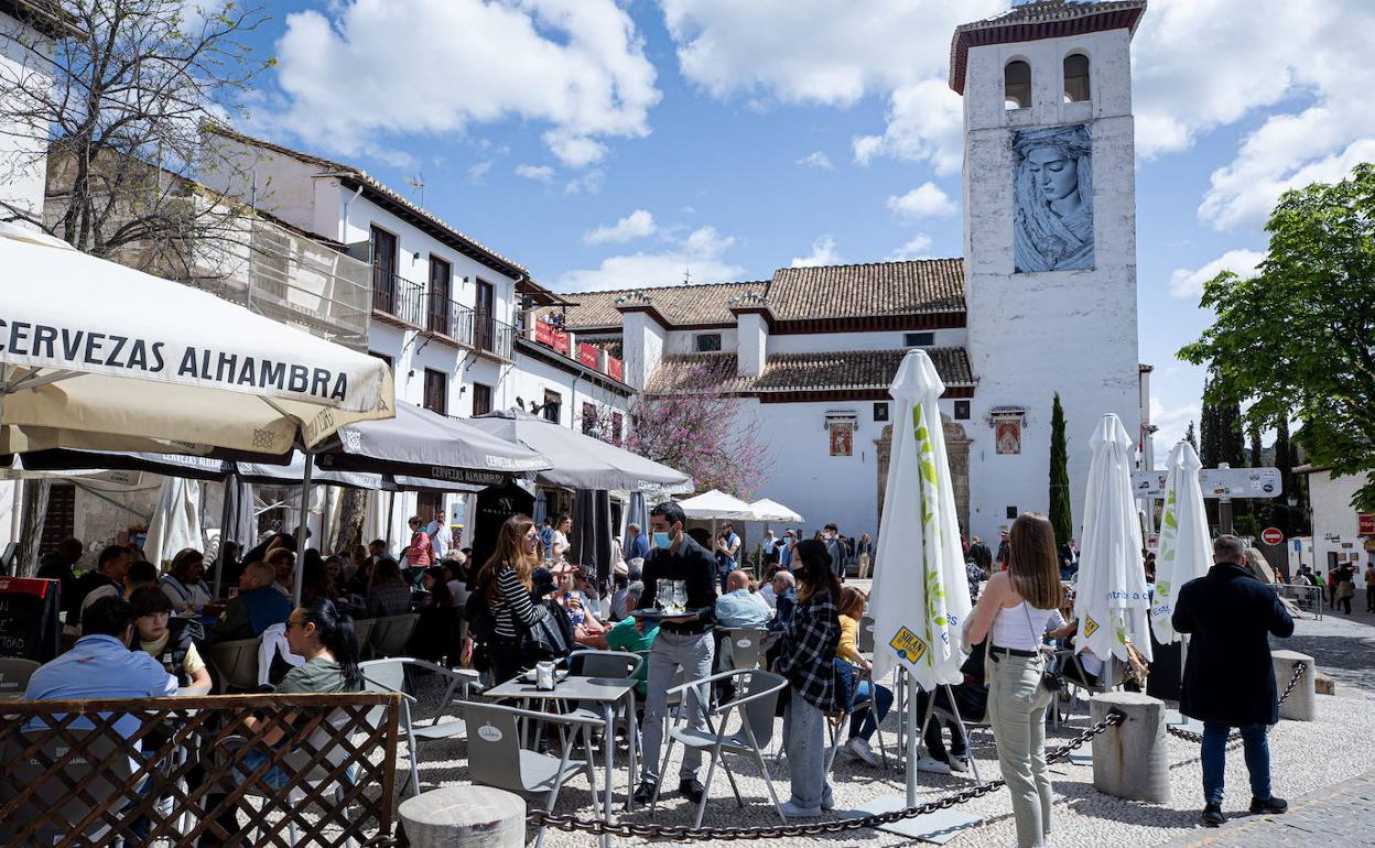 Terrazas en la plaza de San Miguel Bajo, en el barrio del Albaicín.