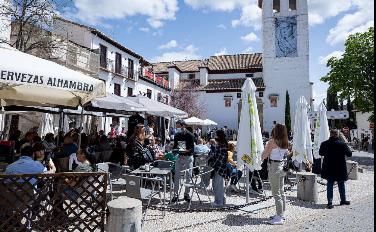 Ambiente en un establecimiento hostelero del Albaicín. 