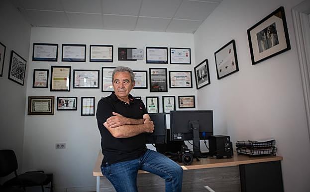 Rodeado de sus diplomas. 