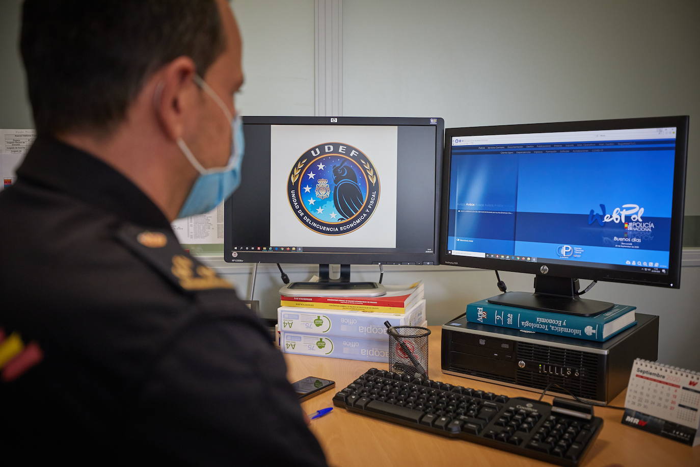 Imagen de archivo de un agente de Policía Nacional en su oficina. 