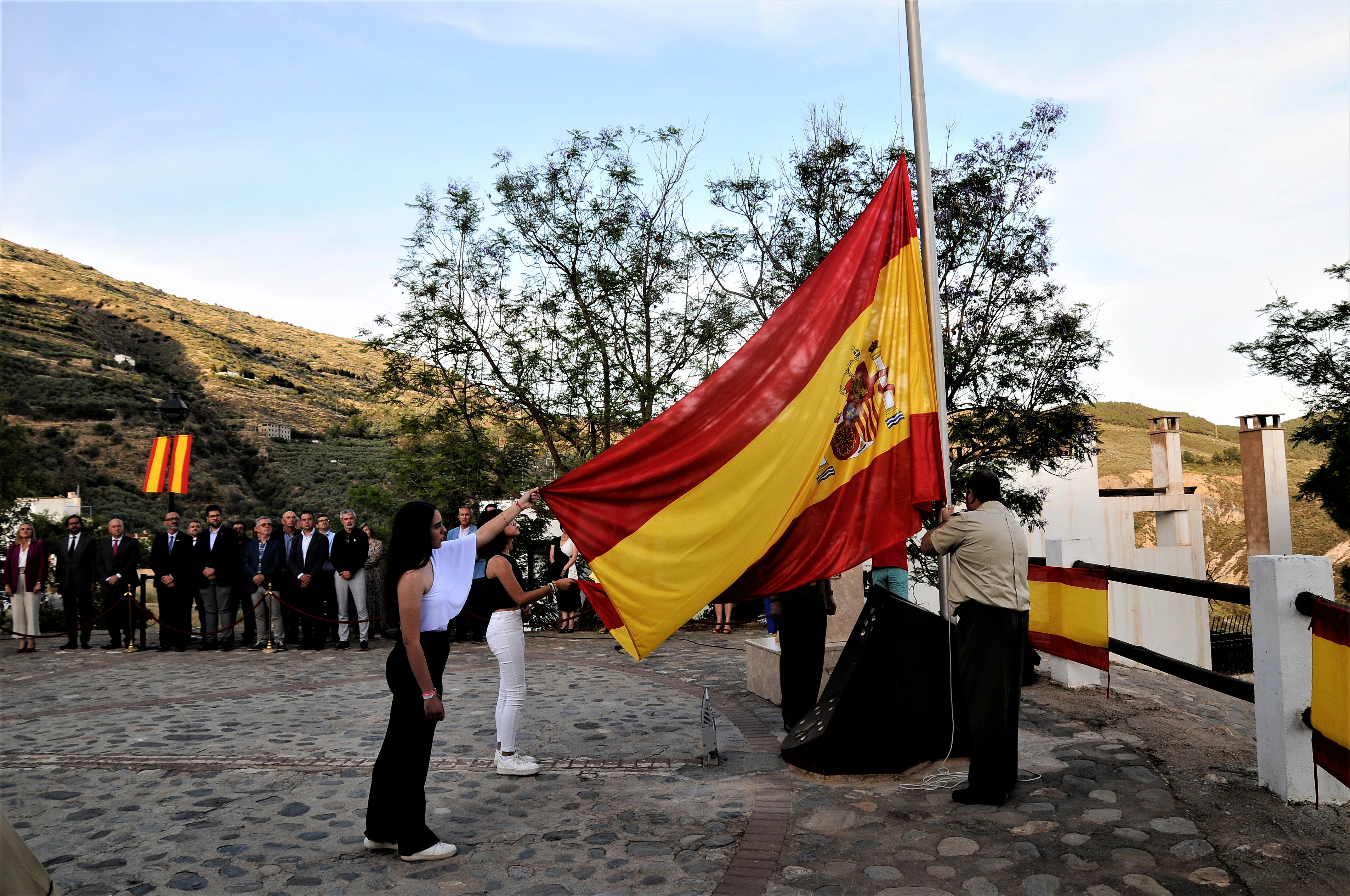 El MADOC asiste al acto de colocación de una Bandera de España en el mirador del municipio alpujarreño