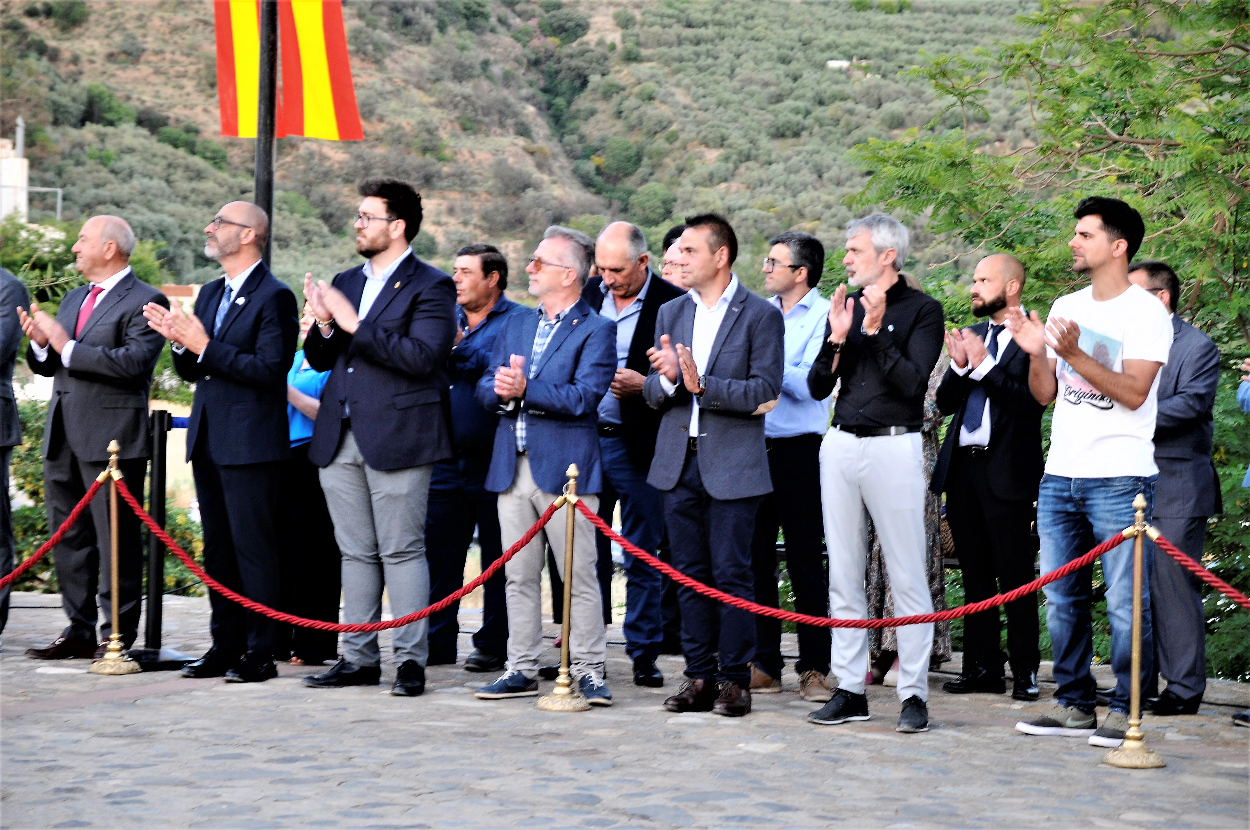 El MADOC asiste al acto de colocación de una Bandera de España en el mirador del municipio alpujarreño