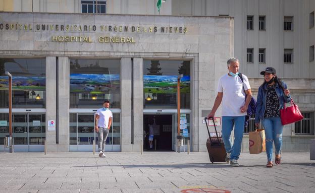 Puerta de acceso al Hospital Virgen de las Nieves de Granada.