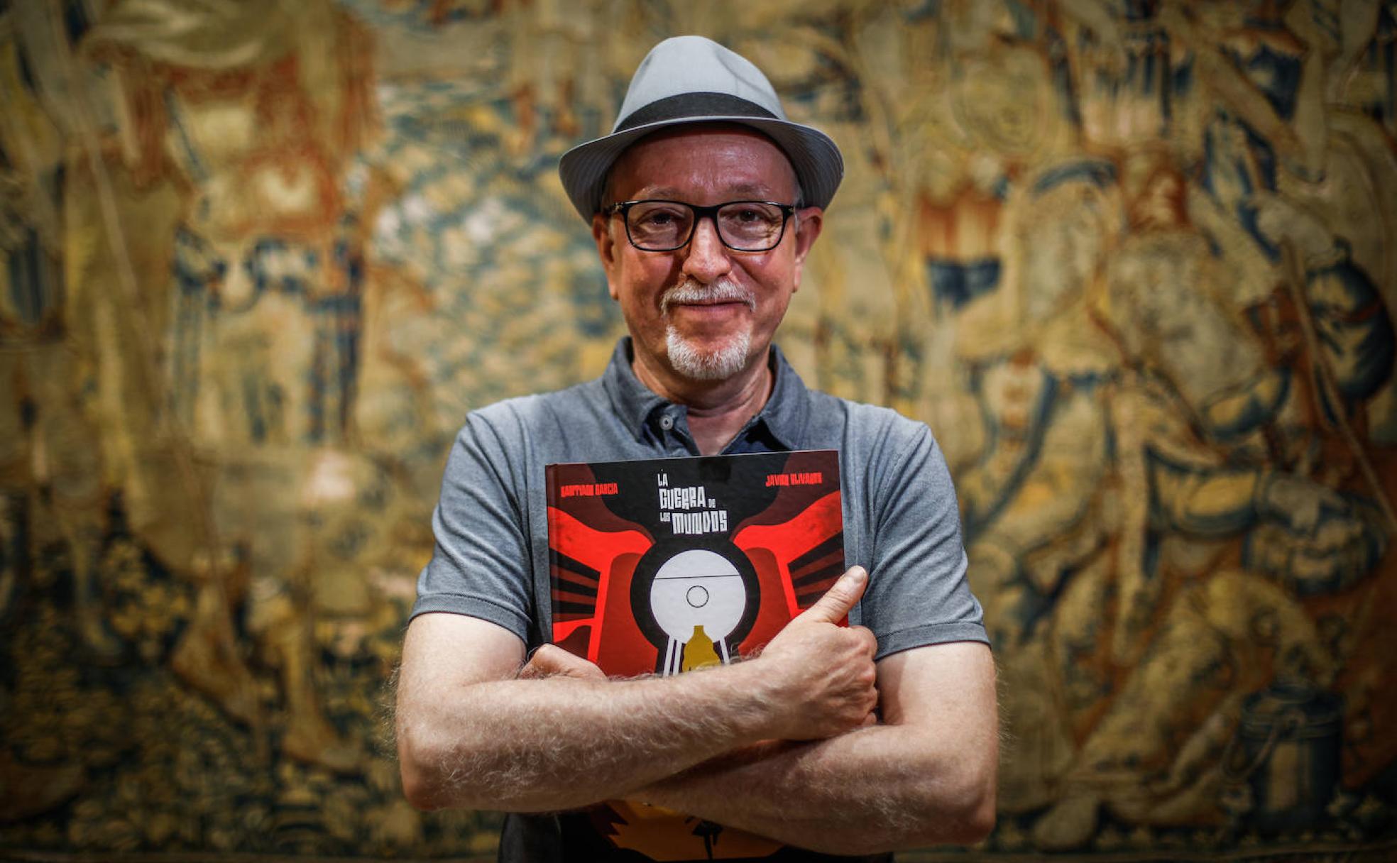 Javier Olivares, con su cómic 'La guerra de los mundos'. 