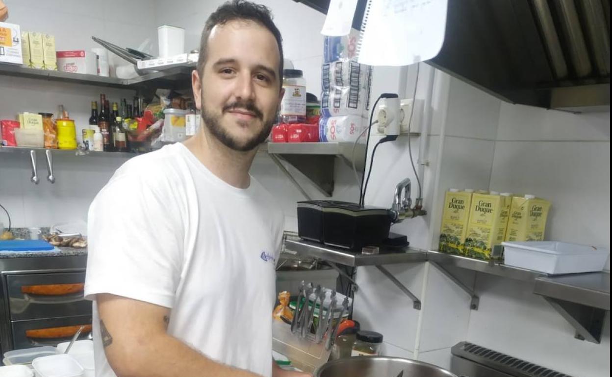 Quique Prados, en la cocina del chiringuito El Espeto. 