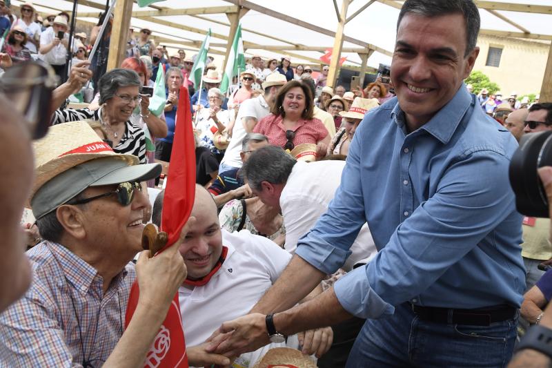 Pedro Sánchez sauda a simpatizantes durante el acto público que ha tenido lugar en Cuevas de Almanzora.