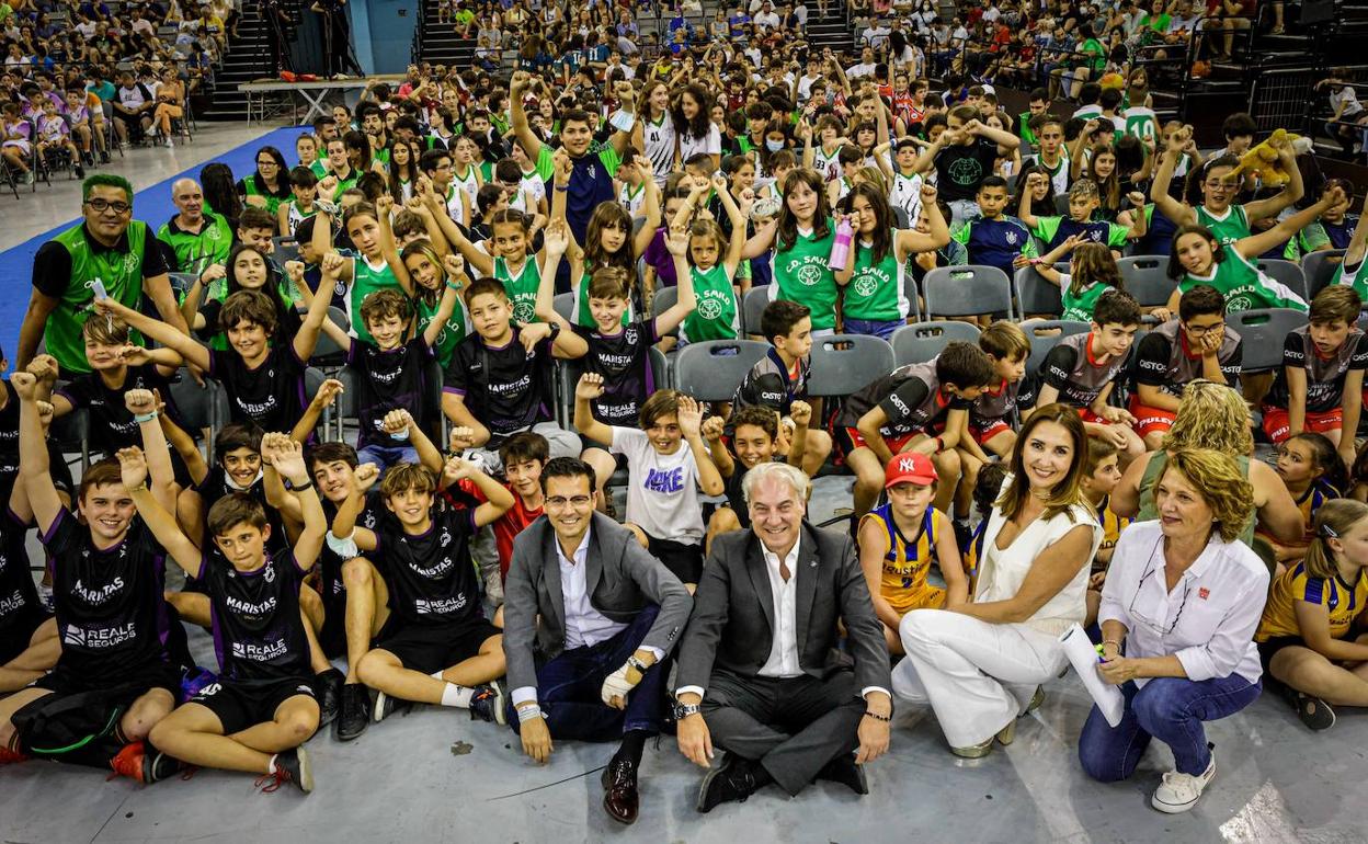 Las autoridades municipales posan junto a los niños en la entrega de premios a los mejores de los Juegos Deportivos Municipales.