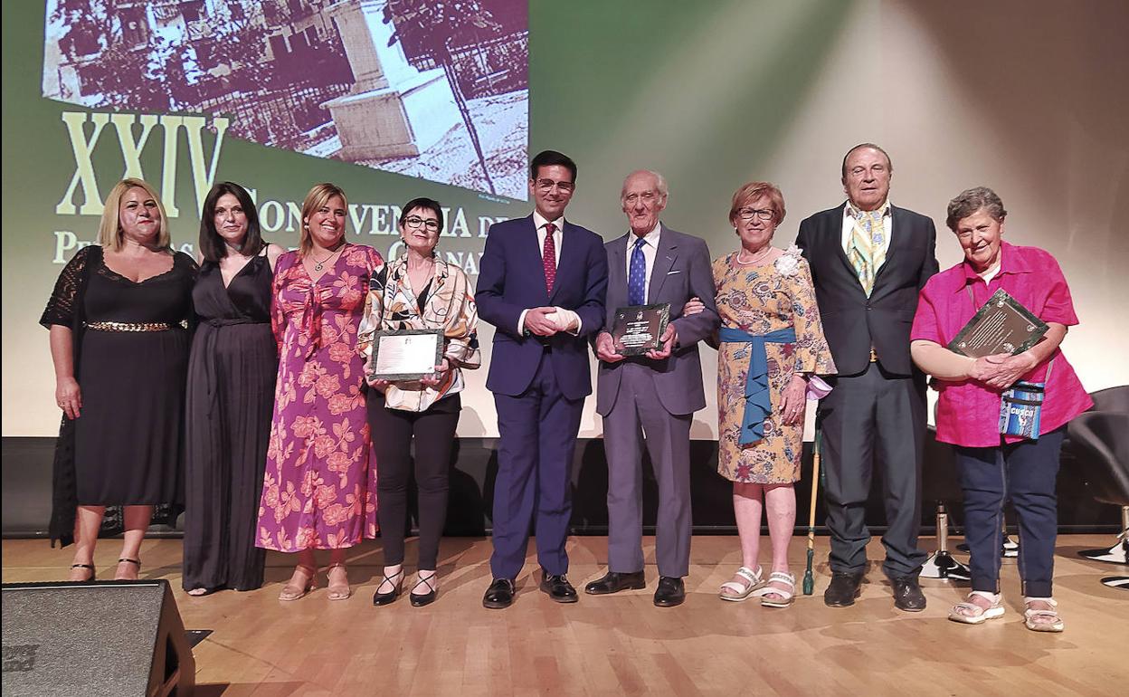 Foto de los premiados de este año en el programa de Convivencia de Mayores del Ayuntamiento de Granada. 