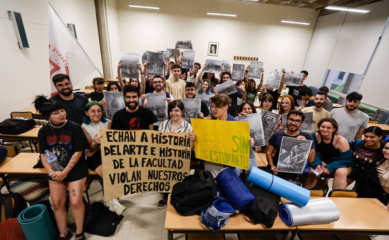 Un grupo de estudiantes ajeno a la representación oficial mantuvo el encierro en la Facultad. 