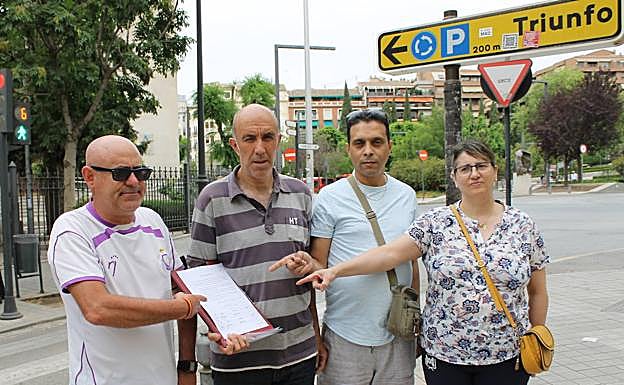 El docente, posa frente a Hacienda, con otros afectados. 