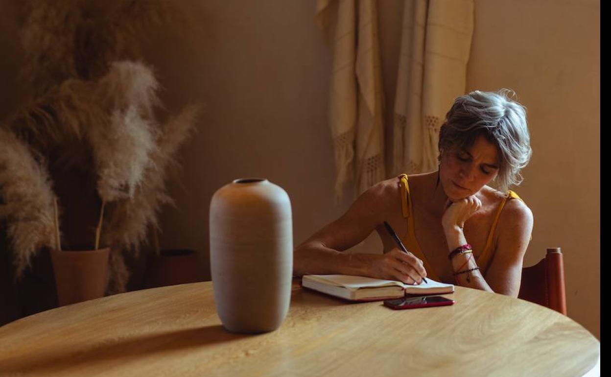 La mujer de las plumas azules