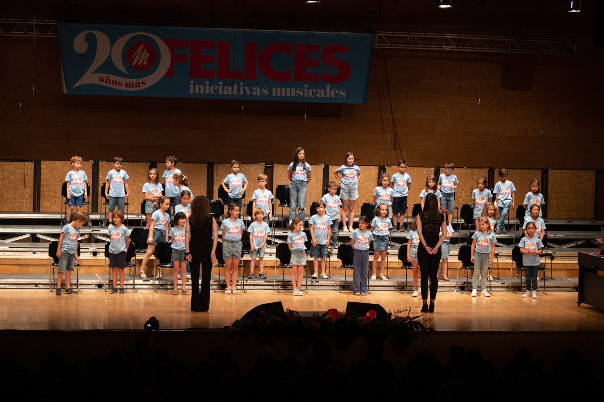 Los alumnos de Iniciativas musicales, sobre el escenario.