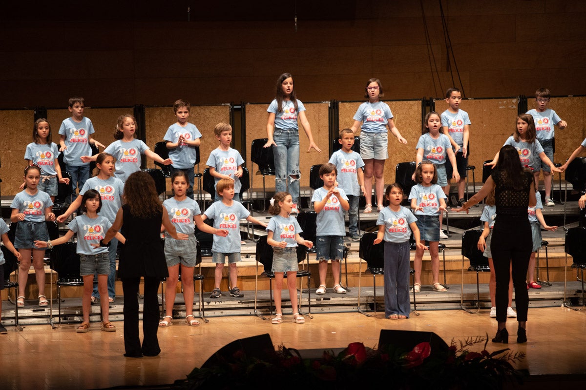 Los alumnos de Iniciativas musicales, sobre el escenario.