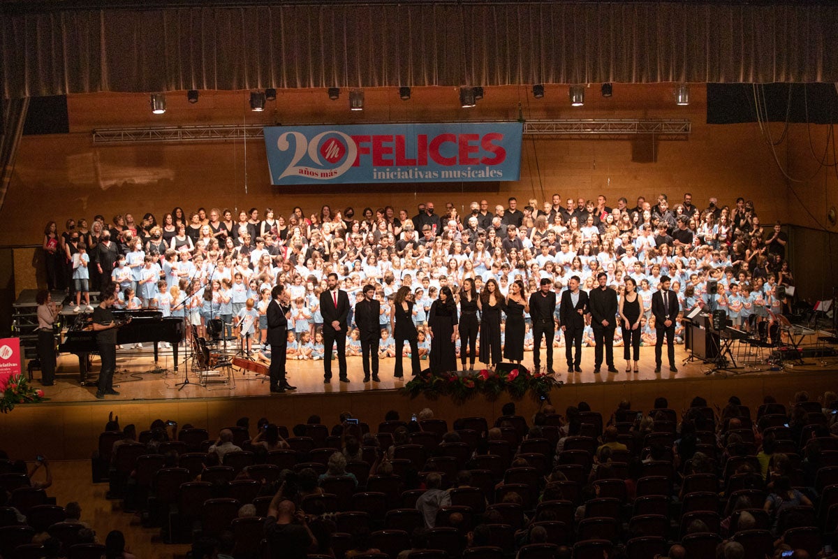 Los alumnos de Iniciativas musicales, sobre el escenario.