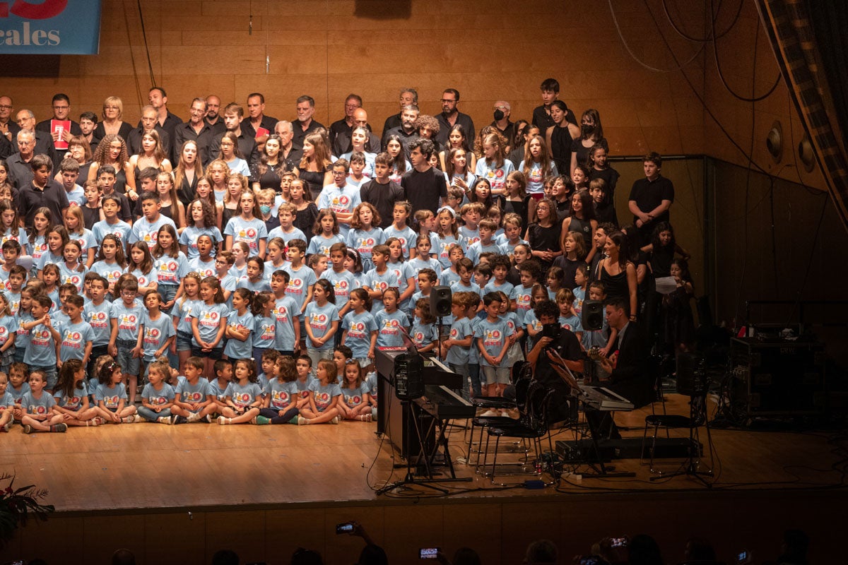 Los alumnos de Iniciativas musicales, sobre el escenario.