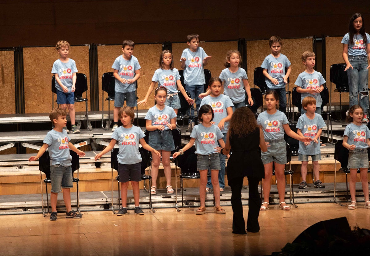 Los alumnos de Iniciativas musicales, sobre el escenario.