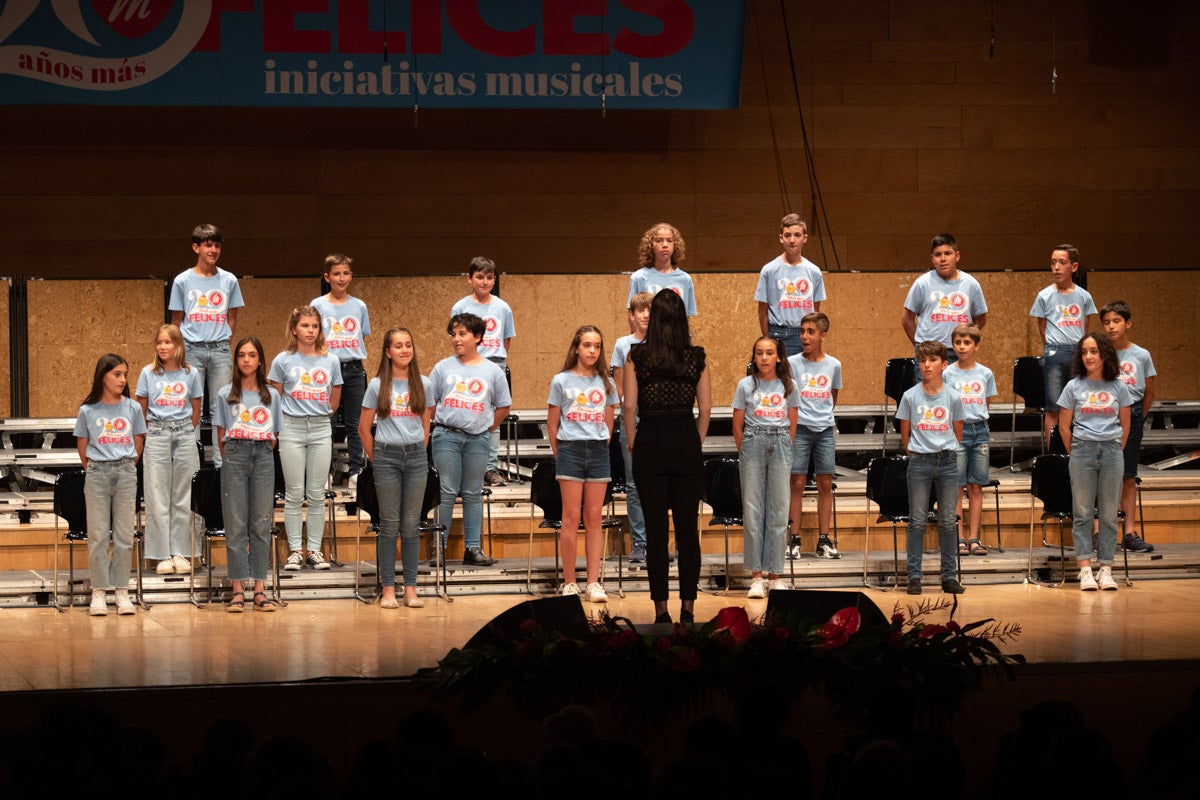 Los alumnos de Iniciativas musicales, sobre el escenario.