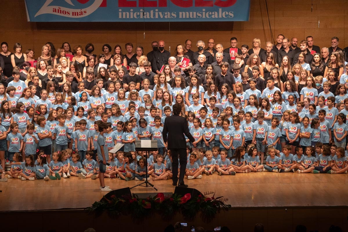 Los alumnos de Iniciativas musicales, sobre el escenario.