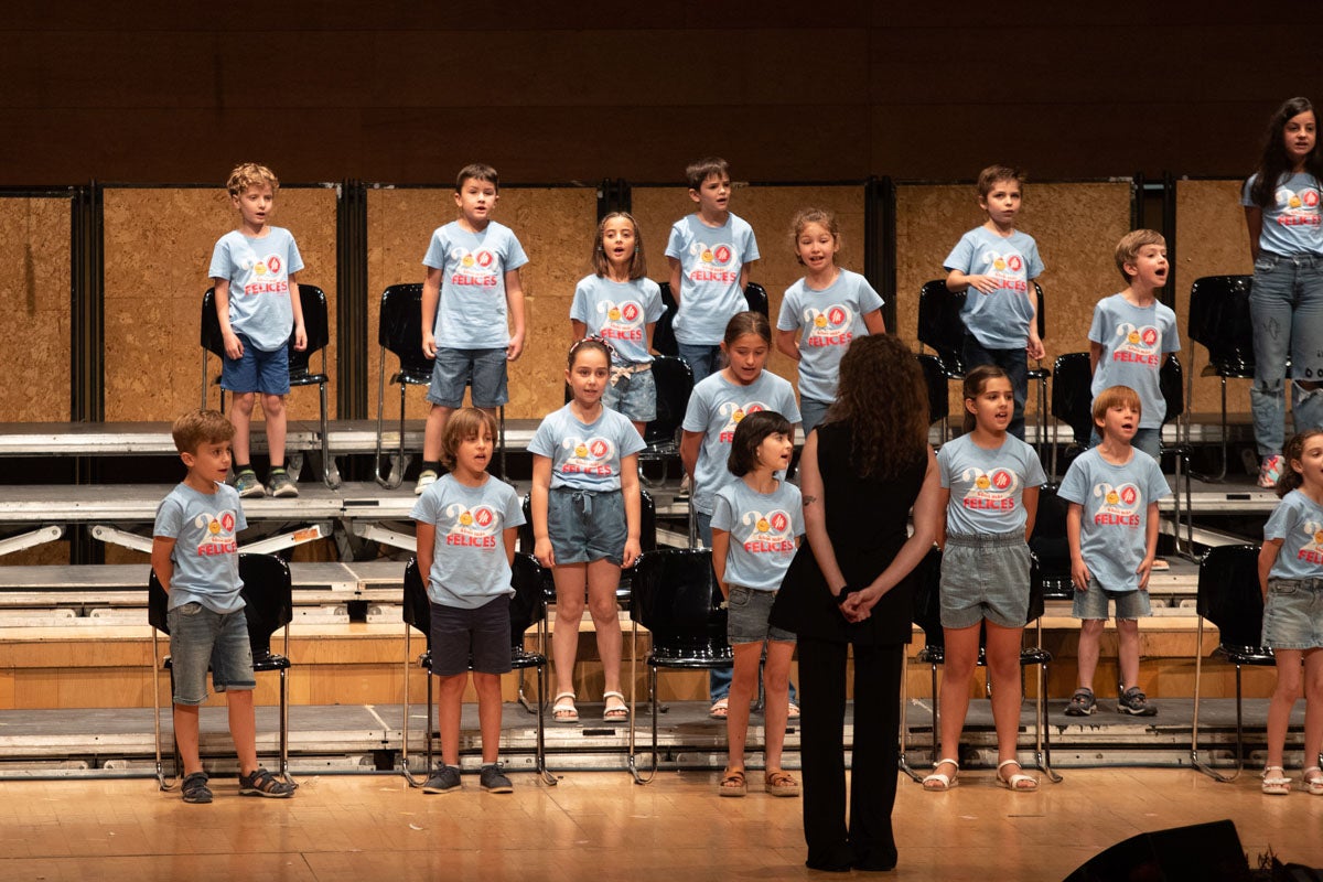 Los alumnos de Iniciativas musicales, sobre el escenario.